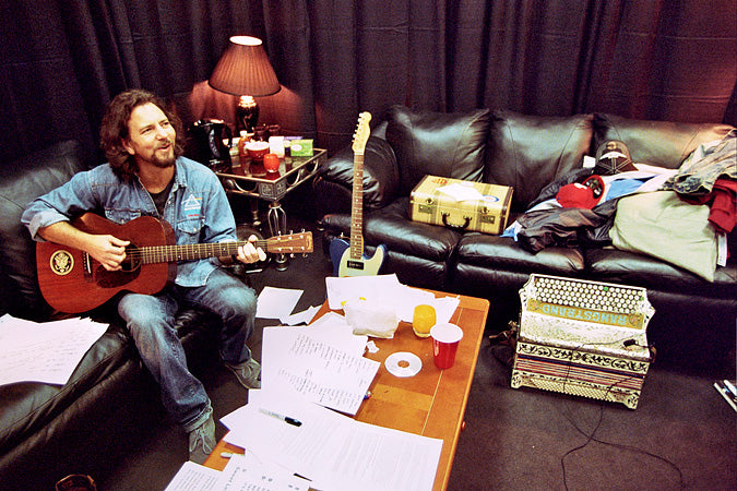 Eddie Vedder Backstage (Philadelphia, 2009)